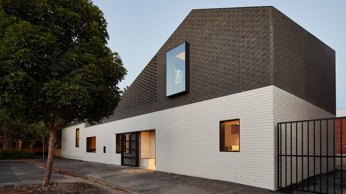 perimeter-house-make-architecture-residential-houses-australia-_dezeen_hero